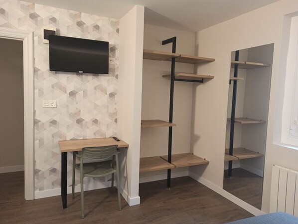 Escritorio, wifi gratis, ropa de cama