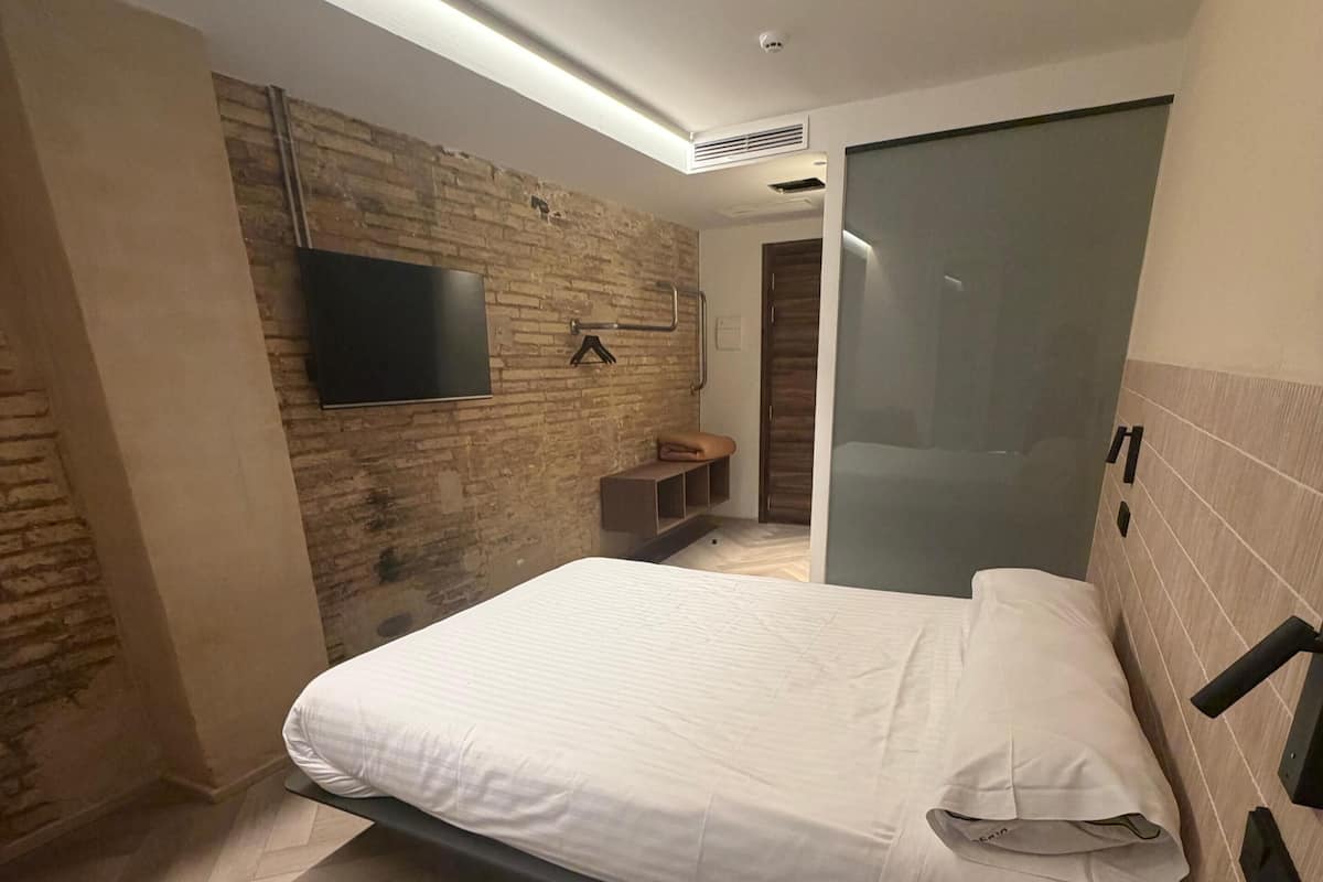 ห้องดีลักซ์ดับเบิล, เตียงควีนไซส์ 1 เตียง | โต๊ะทำงาน, Wi-Fi ฟรี, ผ้าปูที่นอน