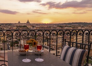 Studiosuite – panorama (Tramonto) | Sengetøy av topp kvalitet, dundyner, senger med overmadrass og minibar