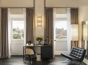 Studiosuite – panorama (Tramonto) | Sengetøy av topp kvalitet, dundyner, senger med overmadrass og minibar
