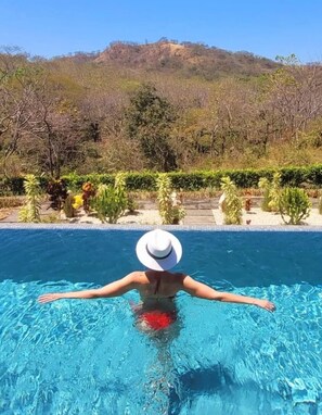 Outdoor pool, pool umbrellas, pool loungers - Baliyana Lodge (Pinilla)