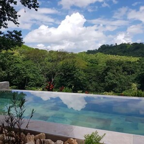 Outdoor pool, pool umbrellas, pool loungers - Baliyana Lodge (Pinilla)