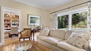 Smart TV, fireplace, stereo