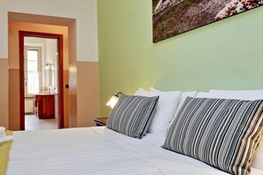 3 habitaciones, tabla de planchar con plancha, wifi y ropa de cama