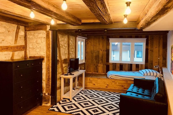 1 makuuhuone, tallelokero huoneessa, työpöytä, äänieristys