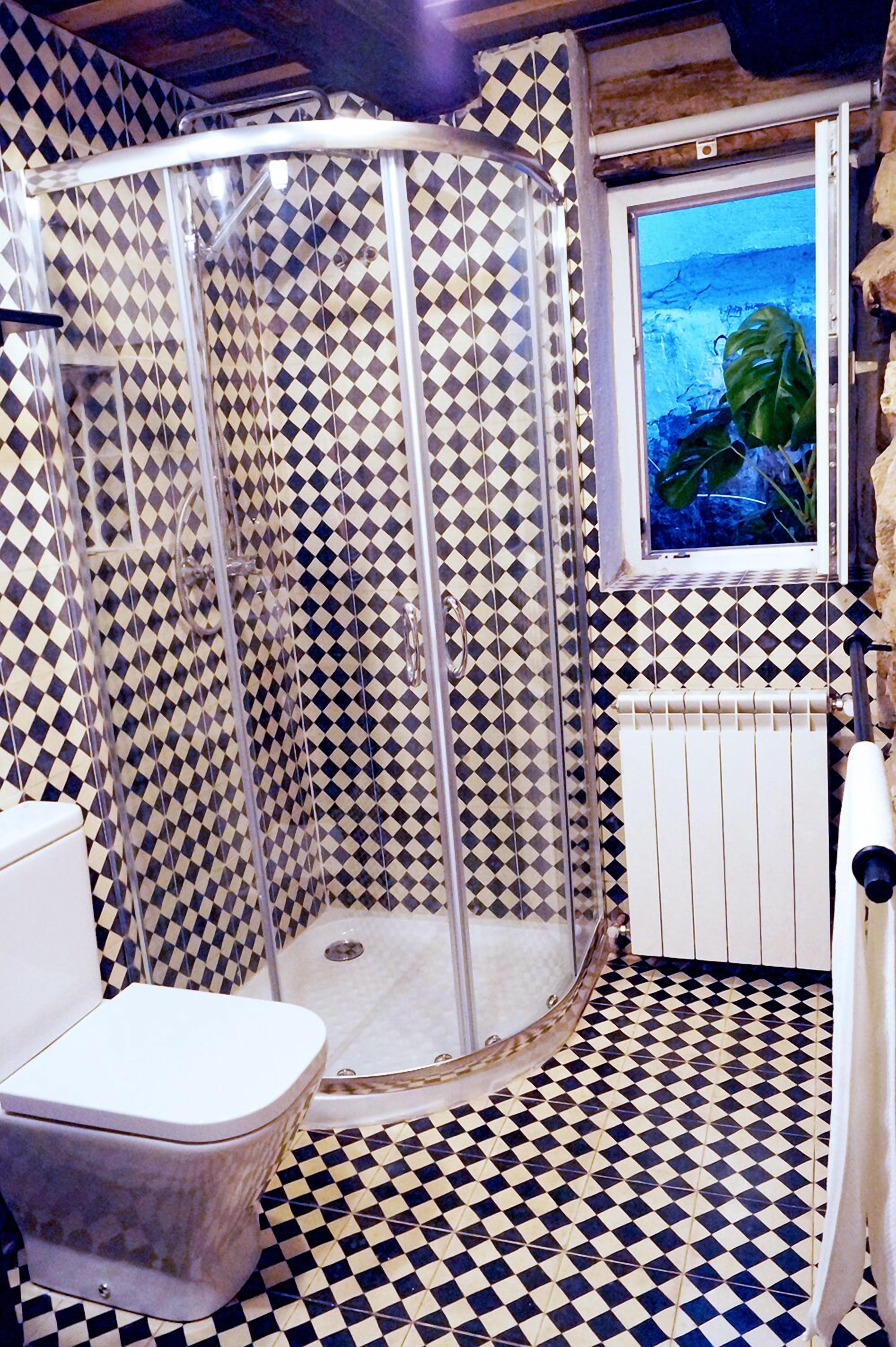 Haartrockner, Handtücher, Seife, Toilettenpapier