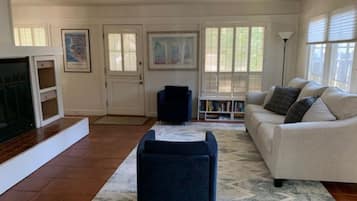 Een smart-tv en boeken