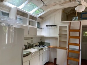 ثلاجة، ميكروويف، فرن، موقد طهي مسطح