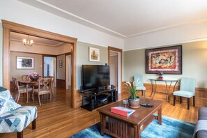 Smart TV, chimenea, Netflix y libros