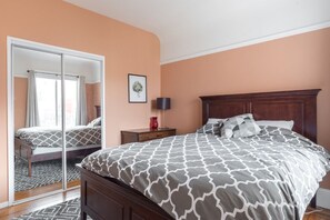 3 slaapkamers, een strijkplank/strijkijzer, gratis wifi, beddengoed