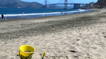 靠近海滩、沙滩毛巾