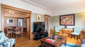 Smart TV, fireplace, Netflix, books