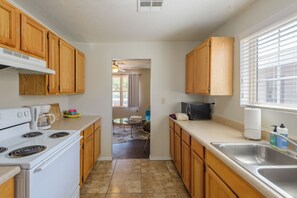Private kitchen - Happy Two-Bedroom in Garfield District (Phoenix)