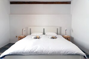 3 dormitorios, escritorio, tabla de planchar con plancha y cuna de viaje