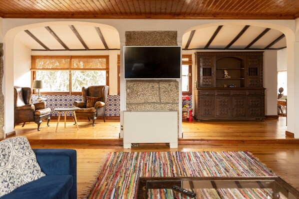 Smart-TV, Kamin, Tischfußball, Tischtennisplatte