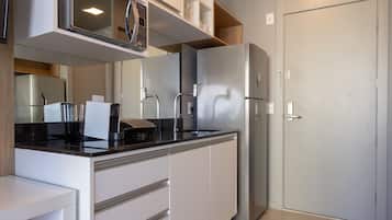 Estudio superior | Cocina privada | Refrigerador, microondas, cafetera y tetera y tostadora