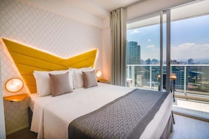 Standard Studio (559814) | Premium bedding, desk, laptop workspace, blackout drapes - 360 Sé (São Paulo)
