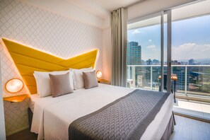 Premium bedding, desk, laptop workspace, blackout curtains - 360 Sé (São Paulo)