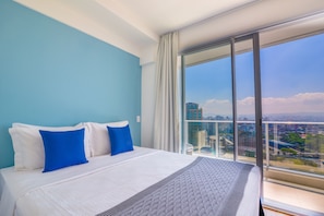 Premium bedding, desk, laptop workspace, blackout curtains - 360 Sé (São Paulo)