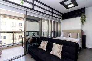 Premier Studio (DESATIVADO) | Living area | 43-inch Smart TV with digital channels, TV, Netflix - 360 República (São Paulo)