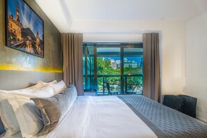 Minibar, desk, laptop workspace, blackout drapes - 360 República (São Paulo)