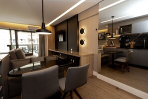 Deluxe Studio (344029) | Living area | 43-inch Smart TV with digital channels, TV, Netflix - 360 República (São Paulo)