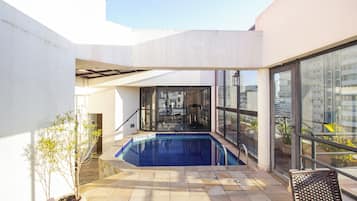 Una piscina cubierta