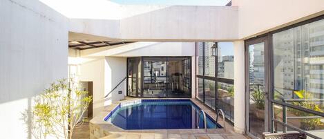 Una piscina cubierta