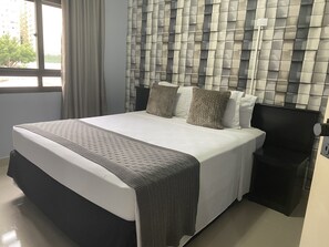 豪華開放式客房, 1 張加大雙人床 (292924 ) | 免費無線上網、床單