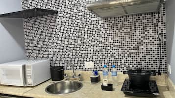 Estudio Deluxe, 1 cama de matrimonio (292924 ) | Cocina privada | Frigorífico, microondas, placa de cocina y utensilios de cocina