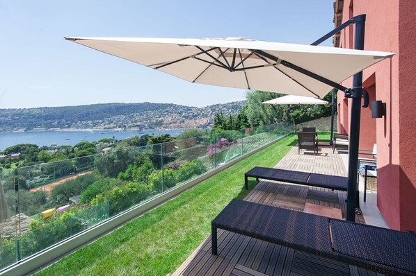 Terrace/patio - Luxury villa - 3 bedrooms/3 bathrooms- overlooking the bay of Villefranche (Villefranche-sur-Mer)