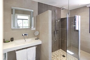 Sèche-cheveux, serviettes fournies, savon, papier toilette