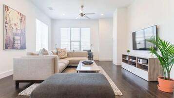 特色聯排別墅, 2 間臥室, 城市景觀 | 起居區 | 60-吋智慧型電視、有線頻道、電視、Netflix