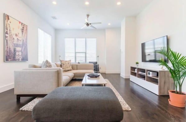 Signature Townhome, 2 Bedrooms, City View | Living area