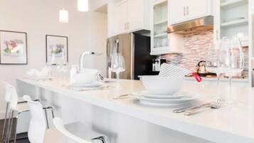 Casa geminada com design assinado, 2 quartos, vista para a cidade | Cozinha privada | Geladeira grande, micro-ondas, fogão, cooktop