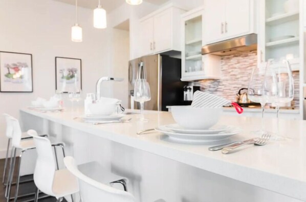 Signature Townhome, 2 Bedrooms, City View | Private kitchen