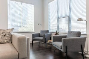 Signature Townhome, 2 Bedrooms, City View | Living area