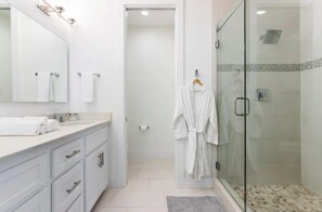 Signature Townhome, 2 Bedrooms, City View | Bathroom | Shower, rainfall showerhead, designer toiletries, hair dryer