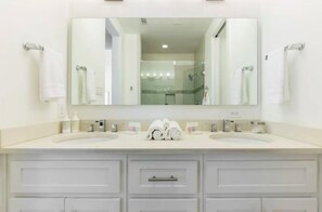 Signature Townhome, 2 Bedrooms, City View | Bathroom