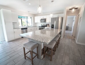 Microwave, dishwasher, coffee/tea maker, toaster - updated, heated pool home near downtown Cape Coral (Cape Coral)