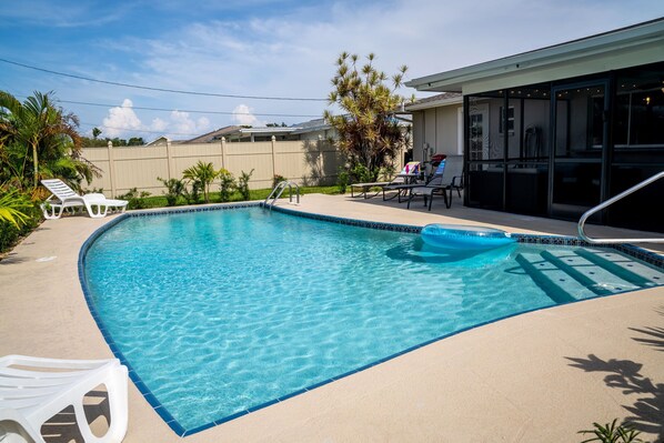 Outdoor pool, a heated pool - updated, heated pool home near downtown Cape Coral (Cape Coral)