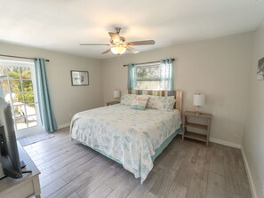 3 bedrooms, iron/ironing board, WiFi, bed sheets - updated, heated pool home near downtown Cape Coral (Cape Coral)