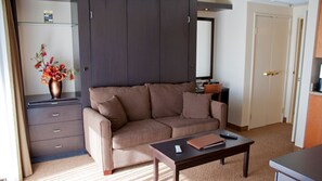 Een televisie en een stereo