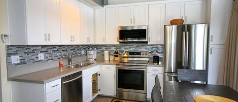 Refrigerador, microondas, horno y parrilla de estufa