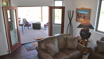 Smart-tv, een open haard en boeken