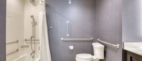 Un baño con bañera, inodoro y ducha.
