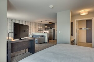 Escritorio, espacio para trabajar con laptop y cortinas blackout 