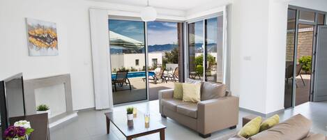 TV connectée, cheminée, lecteur de DVD