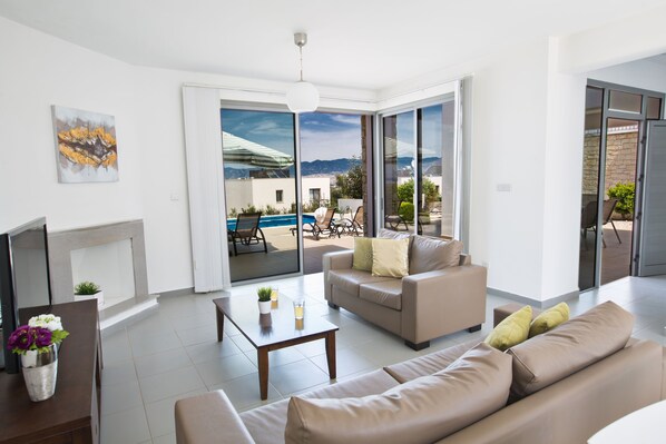 Smart TV, fireplace, DVD player - Villa Vikki, Modern 3BDR Latchi Villa with Pool and Amazing Views (Latsi)