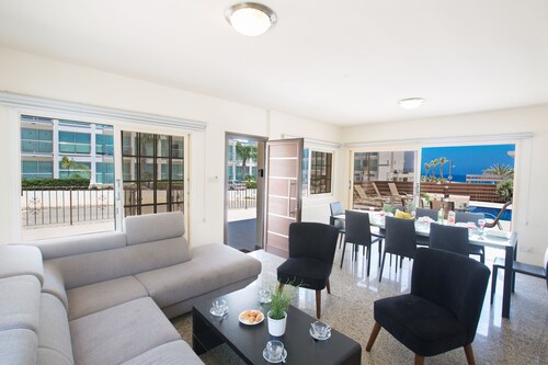 Villa Lottie, moderne 4BDR Protaras Villa mit Pool, nahe am Strand